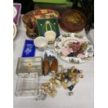 A QUANTITY OF COLLECTABLE ITEMS TO INCLUDE WADE WHIMSIES, VINTAGE TINS, TOM AND JERRY MUG, SOUTH