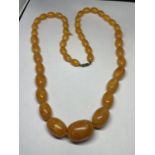 AN AMBER BAKELITE BUTTERSCOTCH NECKLACE LENGTH 78 CM IN A PRESENTATION BOX