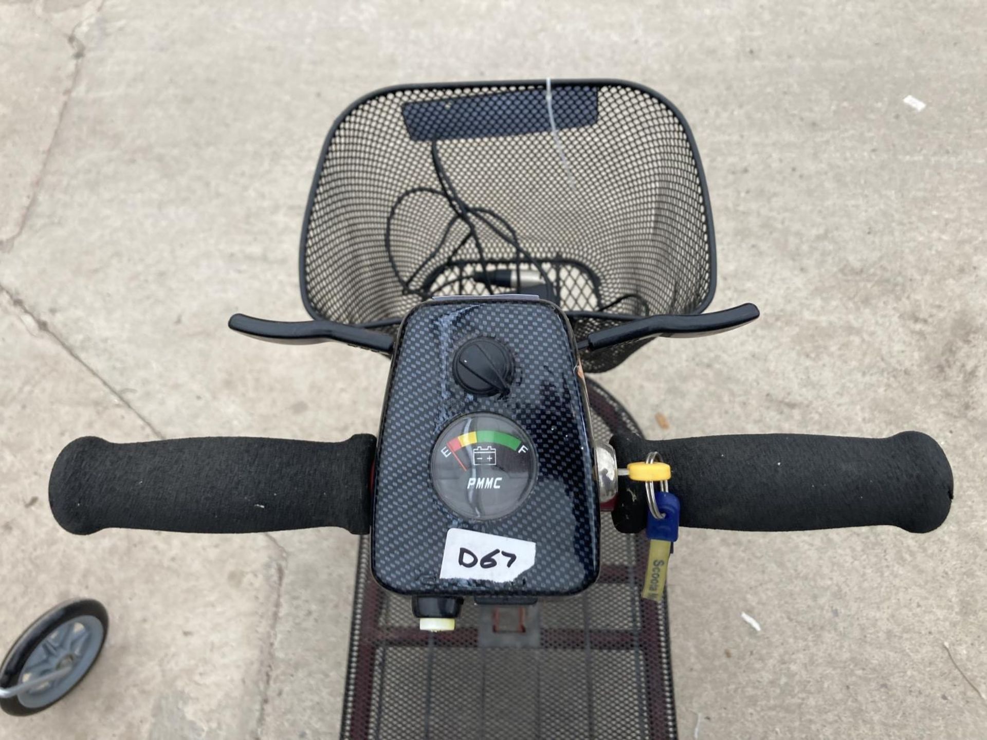 AN ULTRA LITE MOBILITY SCOOTER WITH KEY AND CHARGER - Image 6 of 6