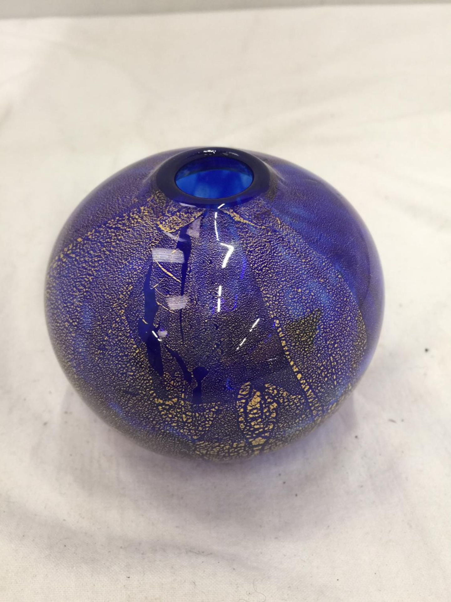 A ST JOHN'S, ISLE OF MAN STUDIO GLASS BLUE AND GOLD ROUND VASE, HEIGHT 7.5CM - Image 3 of 6