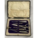 A HALLMARKED BIRMINGHAM SILVER TRAVEL SET TO INCLUDE SCISSORS, BUTTON HOOK, THIMBLE ETC IN A CASE