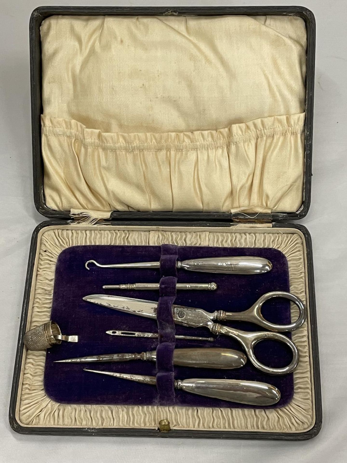 A HALLMARKED BIRMINGHAM SILVER TRAVEL SET TO INCLUDE SCISSORS, BUTTON HOOK, THIMBLE ETC IN A CASE