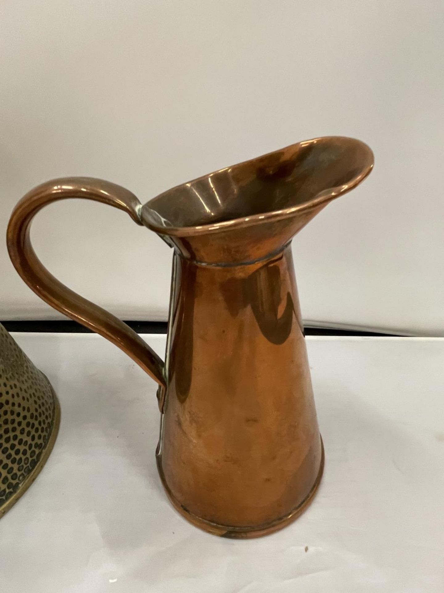 TWO JUGS BY JOSEPH SANKEY AND SONS ONE BEATEN BRASS AND ONE COPPER - Image 2 of 4