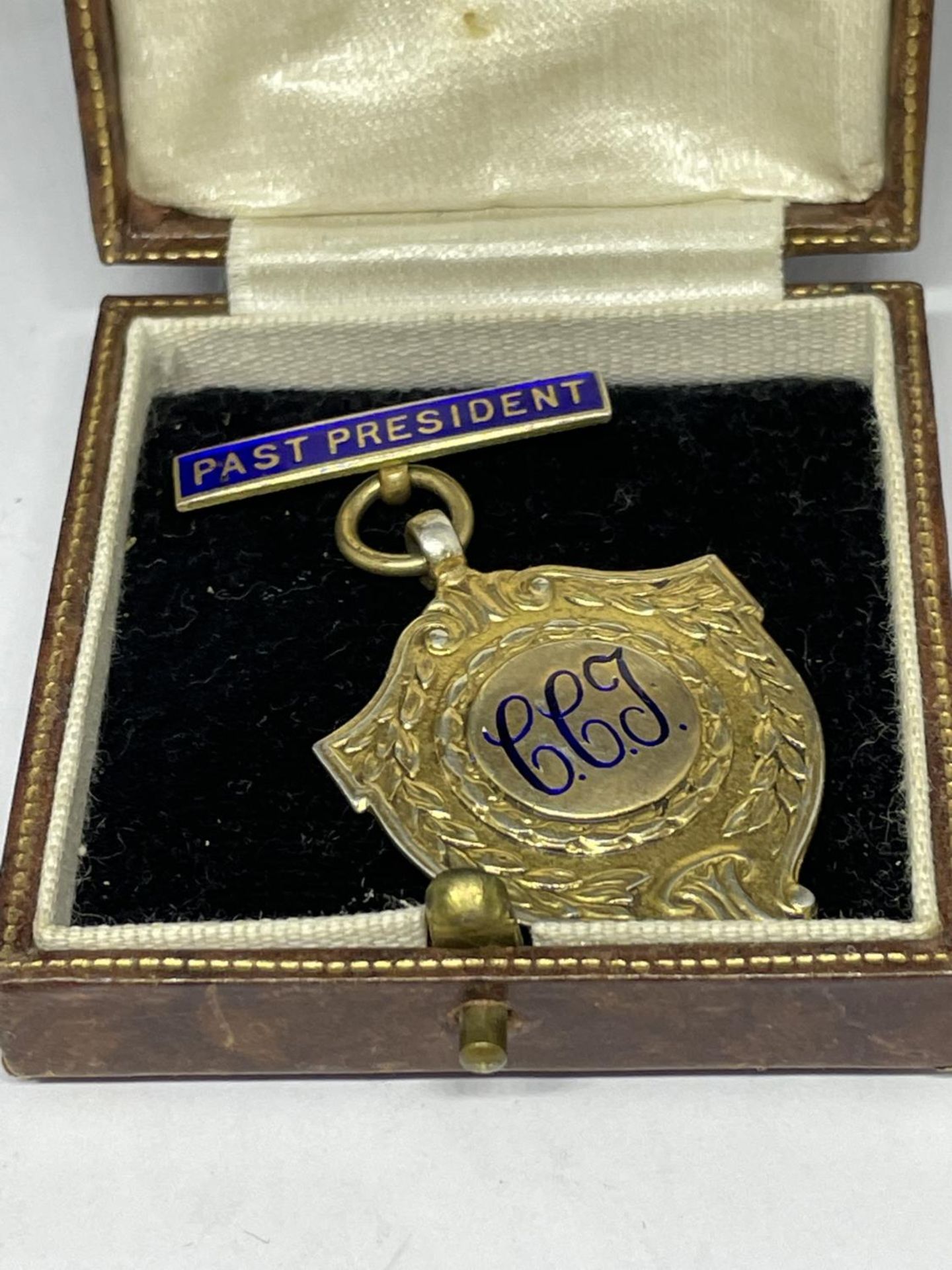 A HALLMARKED BIRMINGHAM SILVER PAST PRESIDENT MEDAL IN A PRESENTATION BOX - Image 5 of 6