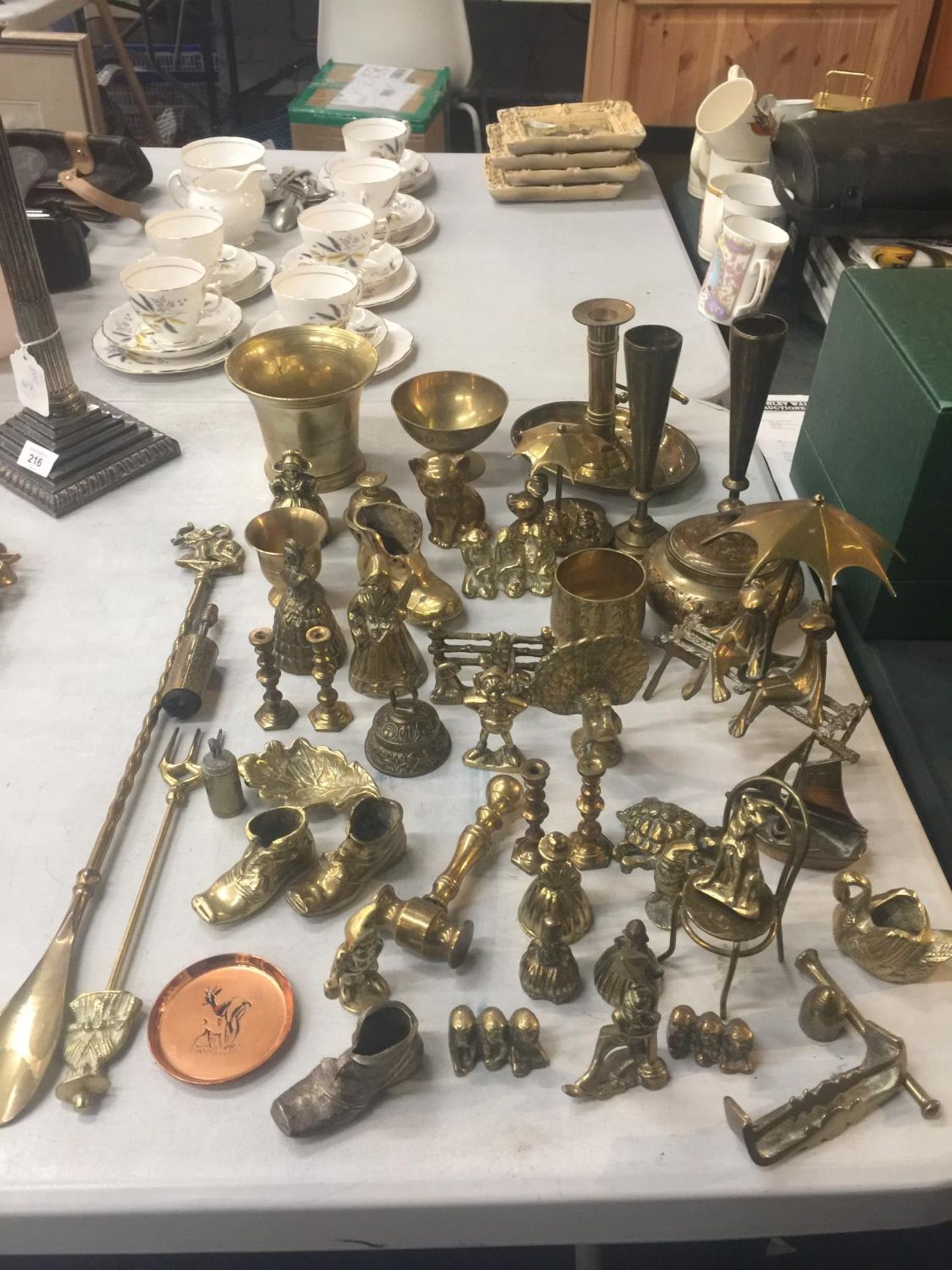 A LARGE QUANTITY OF BRASSWARE TO INCLUDE FIGURES, BELLS, BOWLS, CANDLESTICKS, ETC