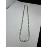 A MARKED SILVER FIGARO CHAIN LENGTH 50 CM