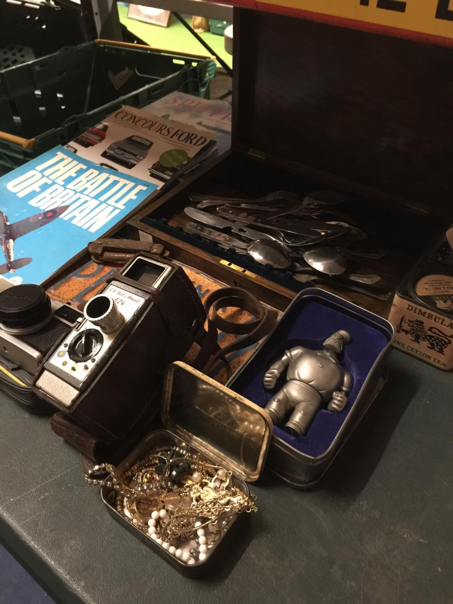 A QUANTITY OF COLLECTABLE ITEMS TO INCLUDE VINTAGE CAMERAS, COSTUME JEWELLERY, BOXED FLATWARE, - Image 2 of 3