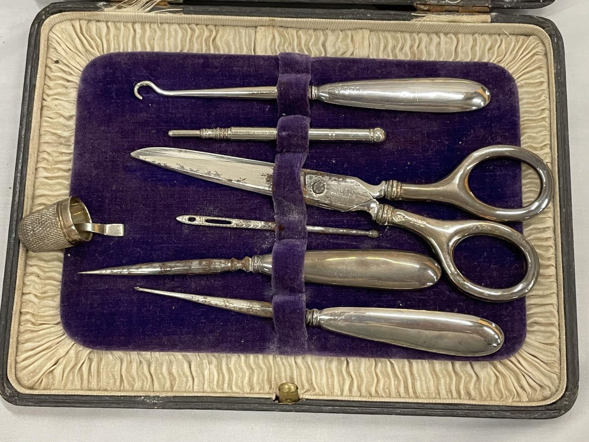 A HALLMARKED BIRMINGHAM SILVER TRAVEL SET TO INCLUDE SCISSORS, BUTTON HOOK, THIMBLE ETC IN A CASE - Image 2 of 4