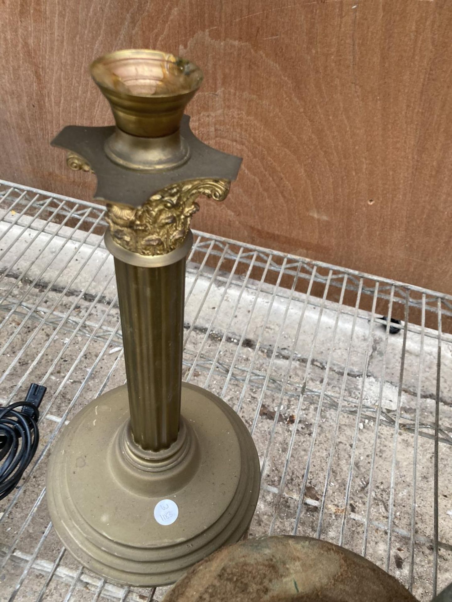 A VINTAGE COPPER KETTLE AND A BRASS CANDLESTICK - Image 4 of 6