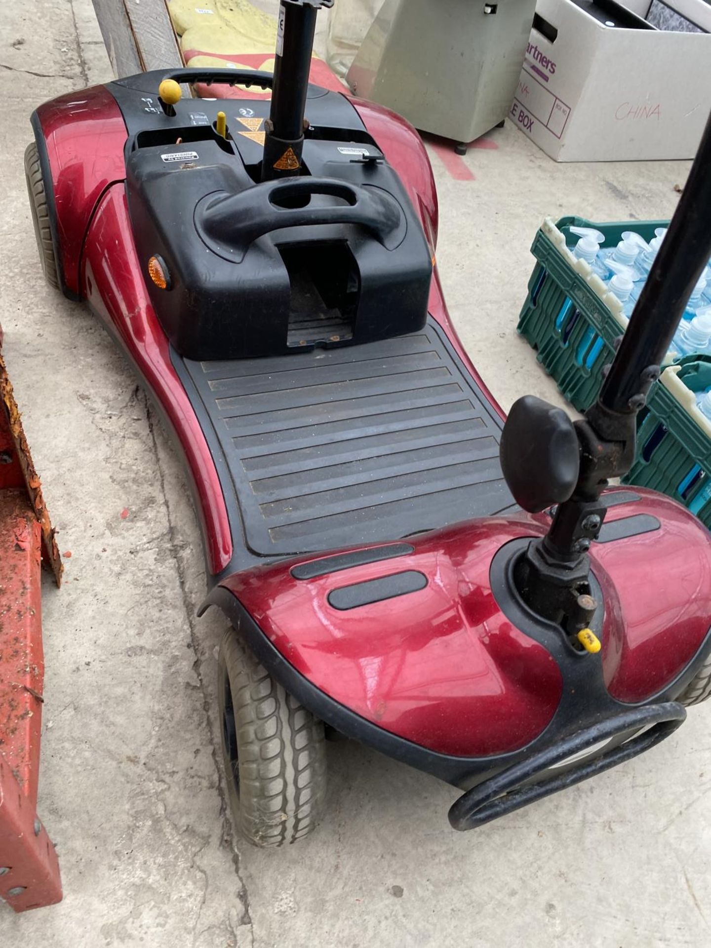 A SHOP RIDER MOBILITY SCOOTER FOR SPARES AND REPAIRS - Image 2 of 3