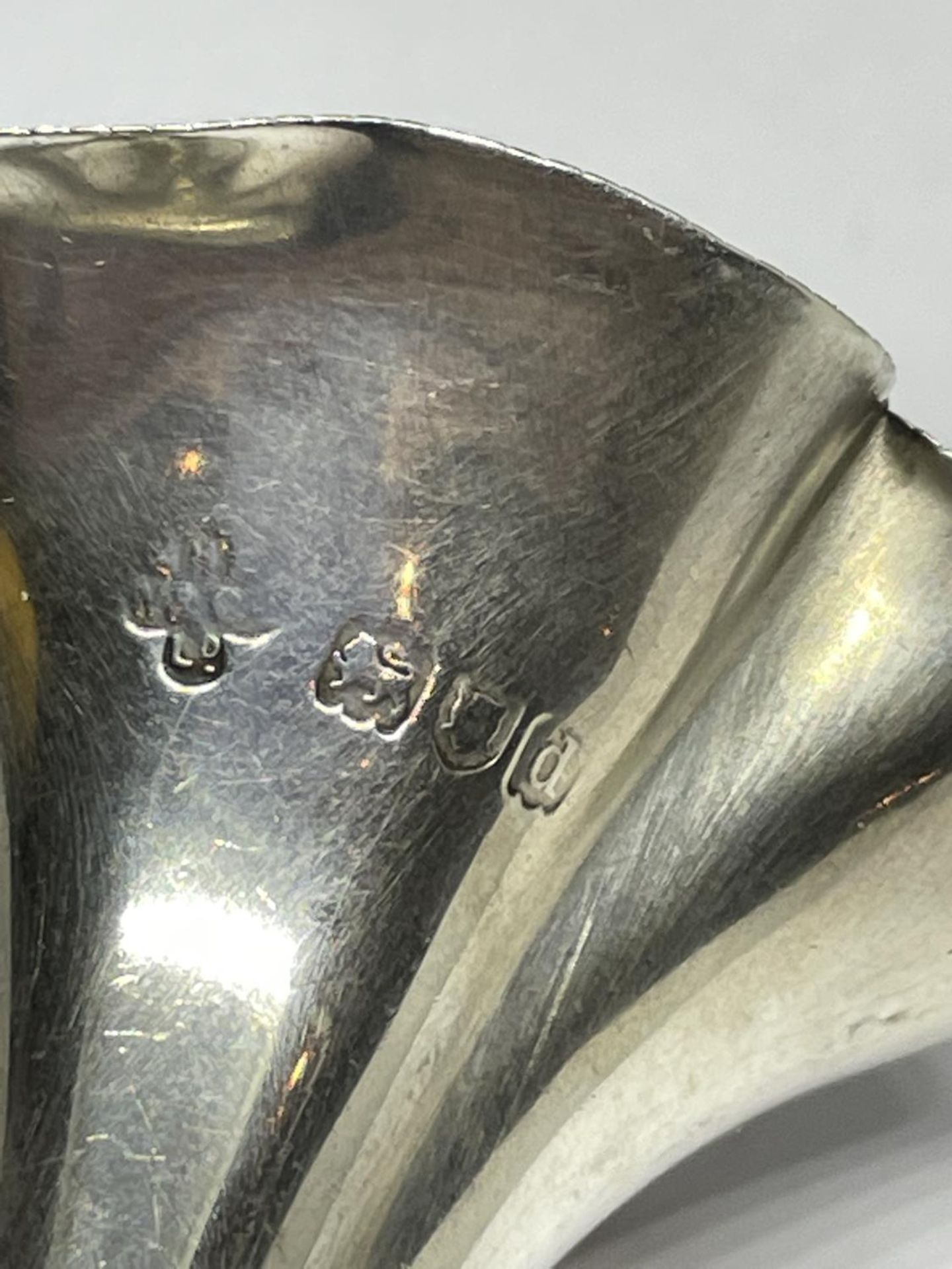 A HALLMARKED LONDON SILVER FLUTED BUD VASE WITH WEIGHTED BASE - Image 4 of 4