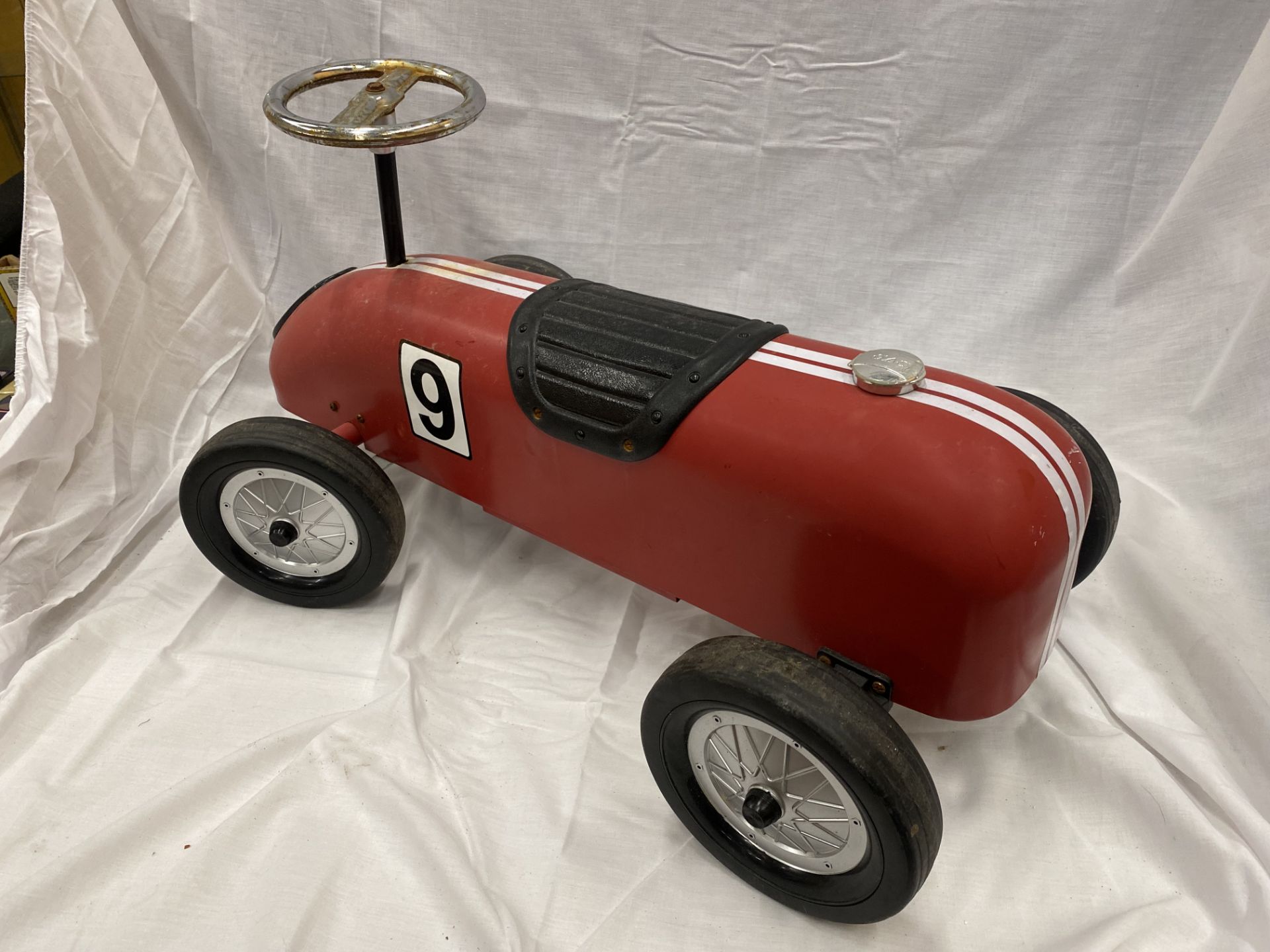 A VINTAGE CHILD'S RIDE-ON PUSH ALONG TIN RACING CAR WITH WORKING STEERING - Image 7 of 18