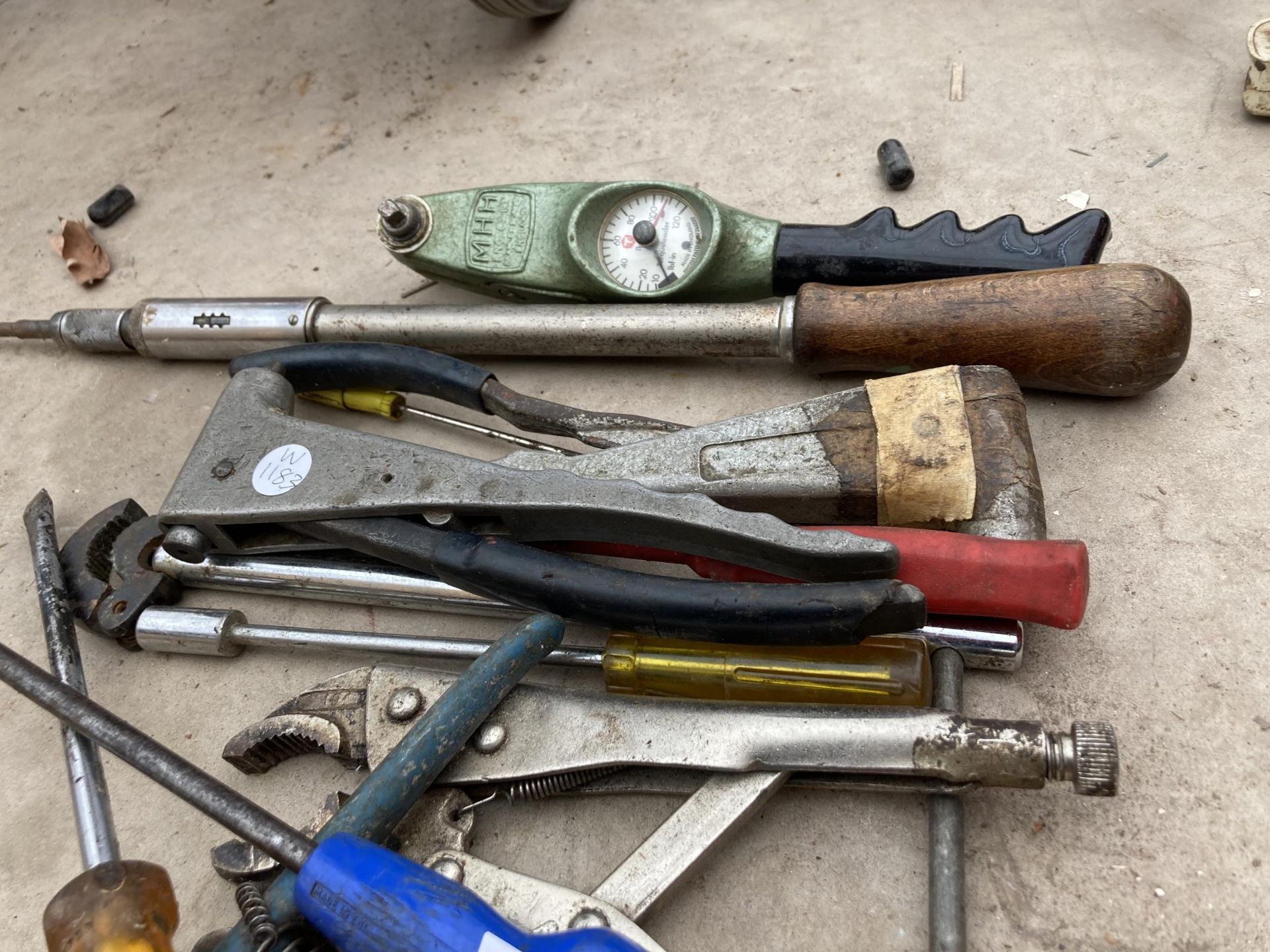 AN ASSORTMENT OF TOOLS TO INCLUDE POT RIVETORS, PLIERS AND SCREW DRIVERS ETC - Image 2 of 3