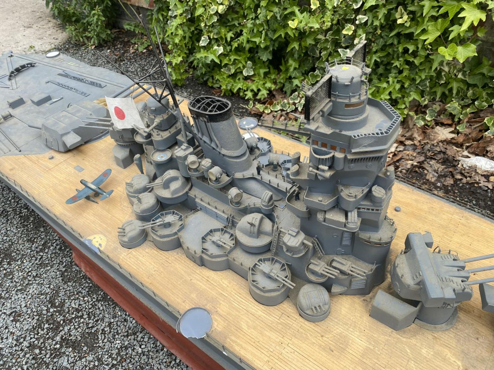 A VERY LARGE MOTORISED REMOTE CONTROLLED MODEL OF WWII JAPANESE MUSASHI / YAMATO WAR SHIP WITH - Image 12 of 42