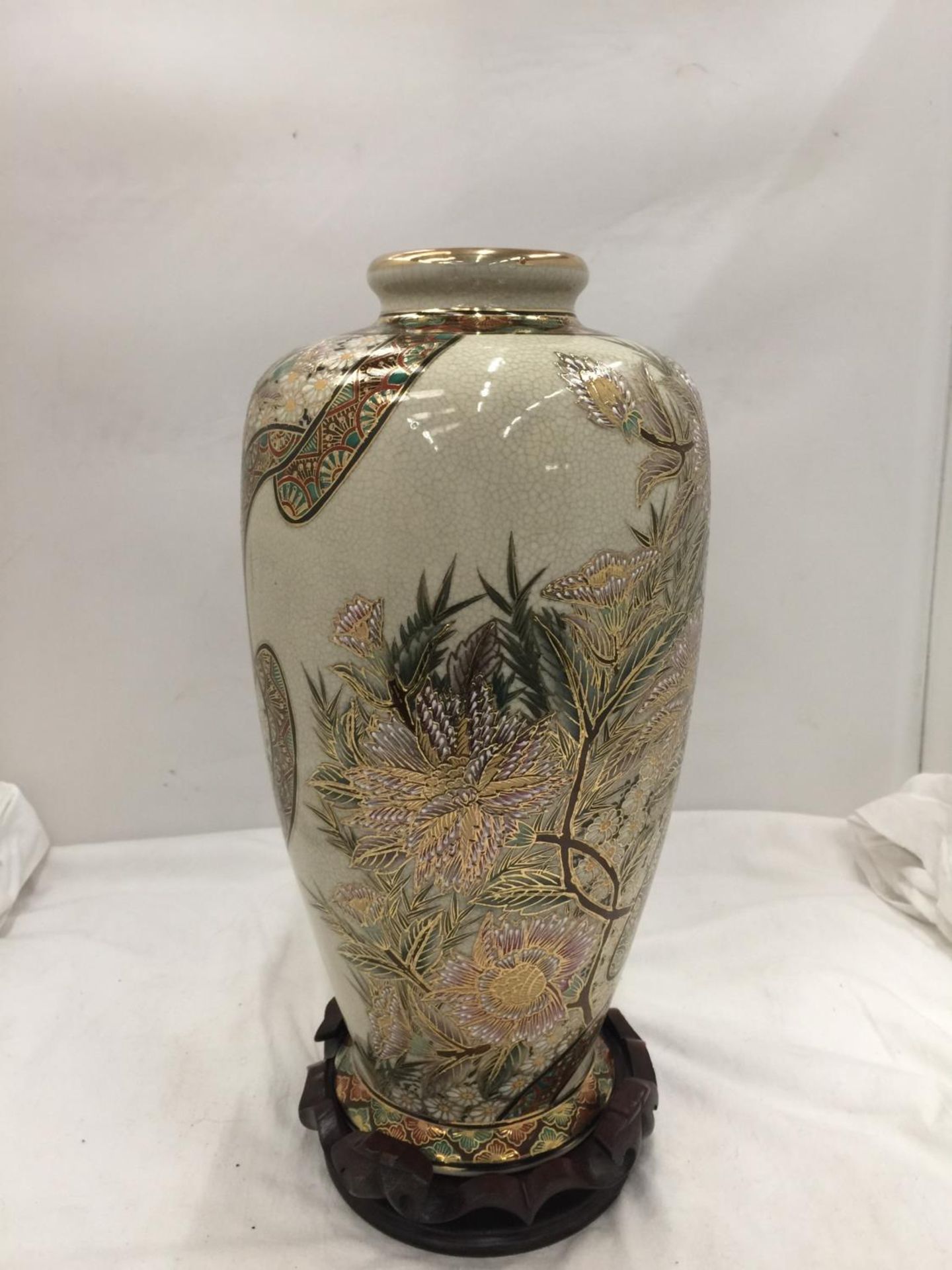 A LARGE ORIENTAL VASE WITH EMBOSSED DECORATION AND STAND HEIGHT APPROX 35CM - Image 5 of 12