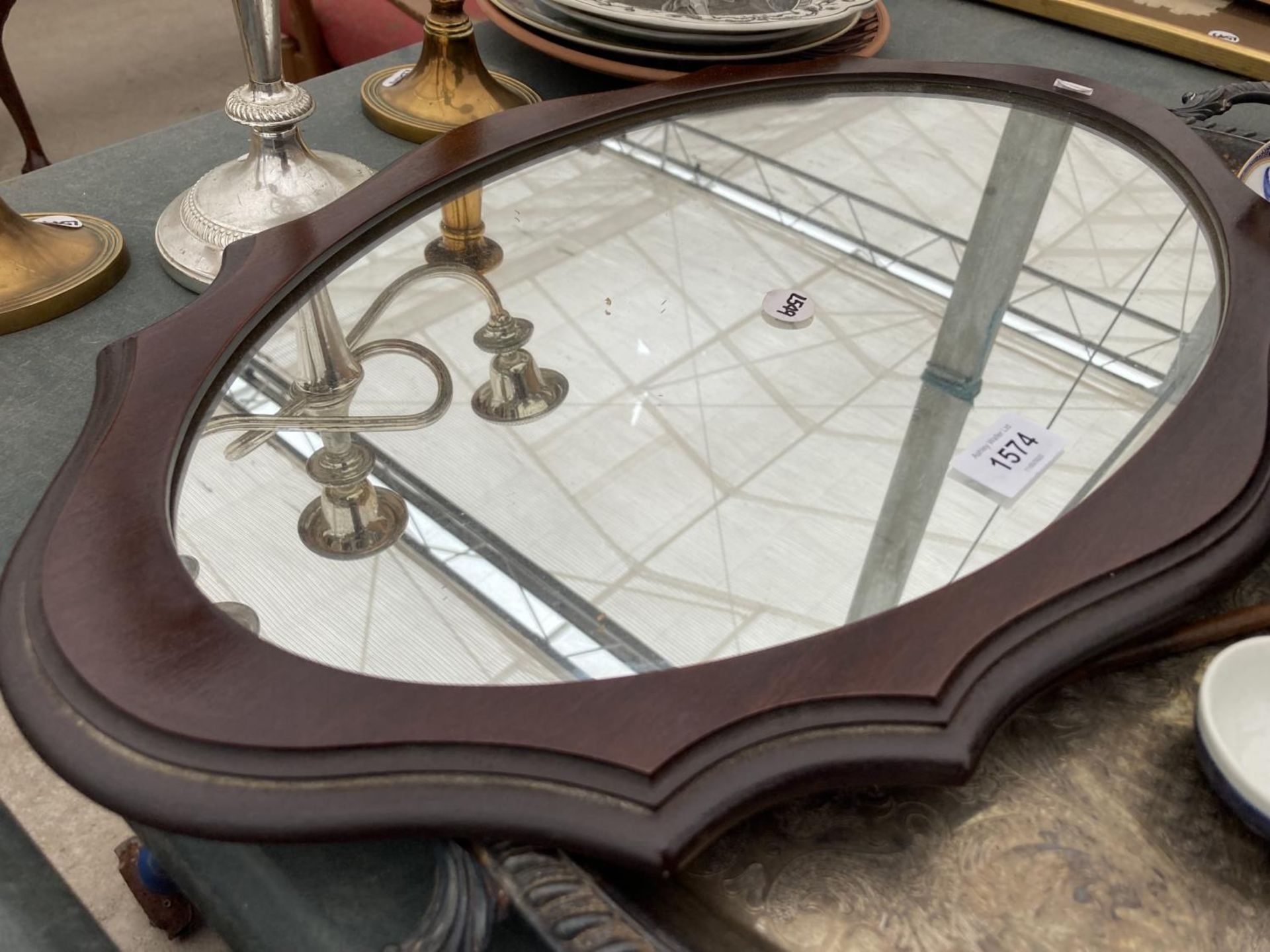 AN ASSORTMENT OF ITEMS TO INCLUDE A LARGE TRAY, A BLUE AND WHITE GINGER JAR AND A WOODEN FRAMED - Image 4 of 5