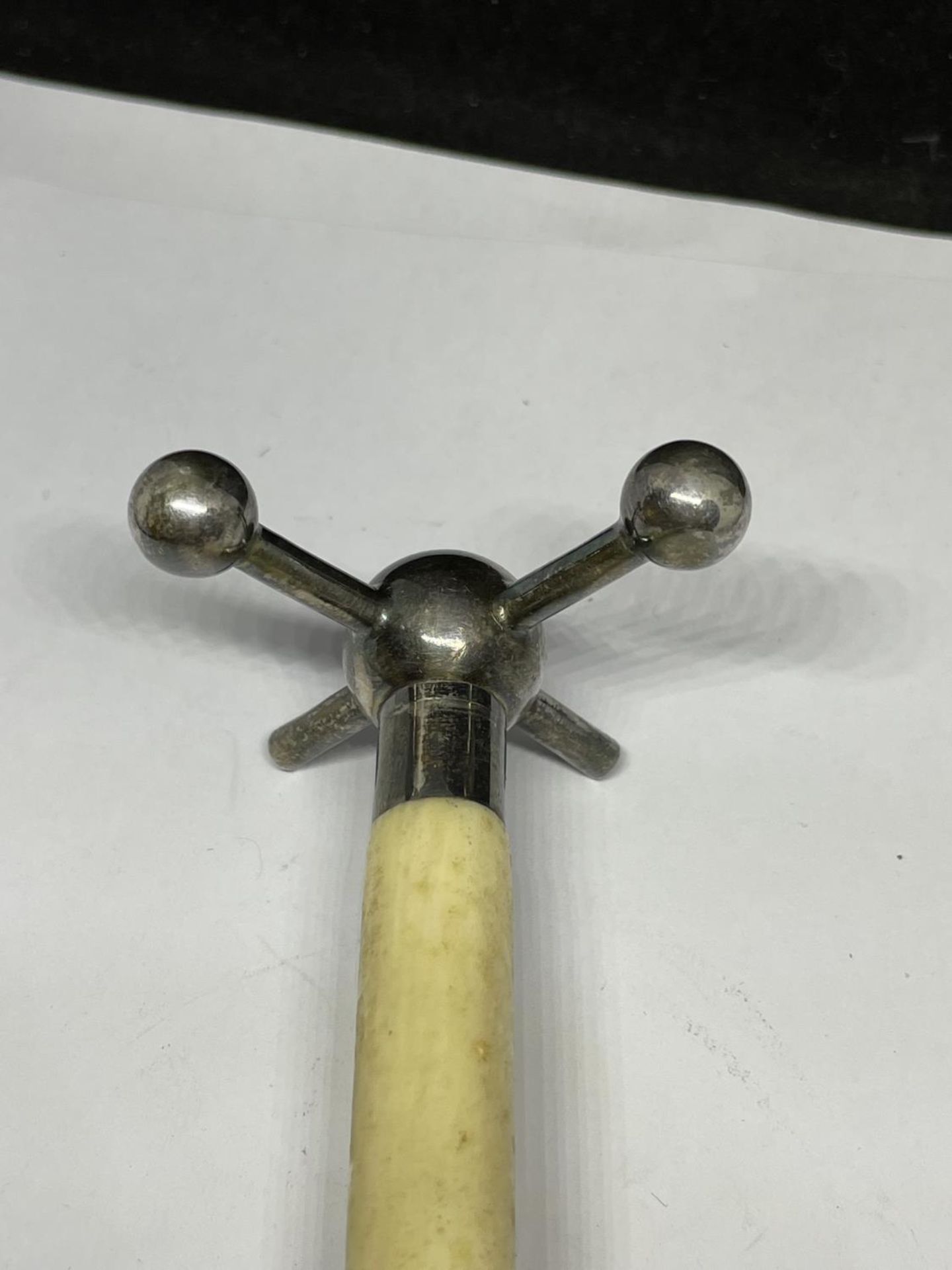 A VICTORIAN BONE AND HALLMARKED SHEFFIELD SILVER KNIFE REST - Image 3 of 6