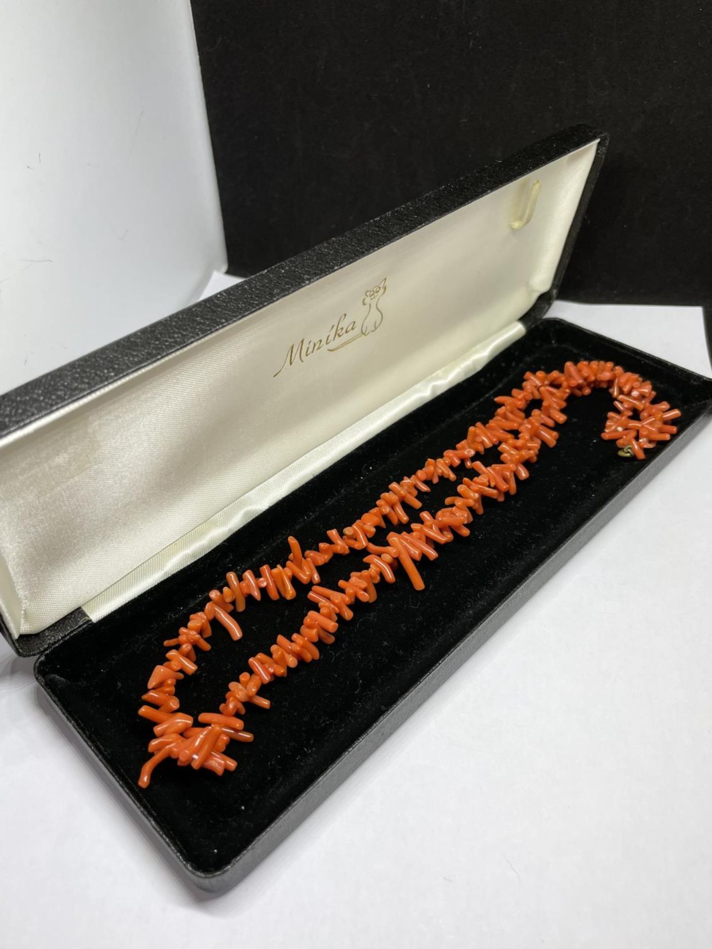 A CORAL NECKLACE IN A PRESENTATION BOX - Image 6 of 6