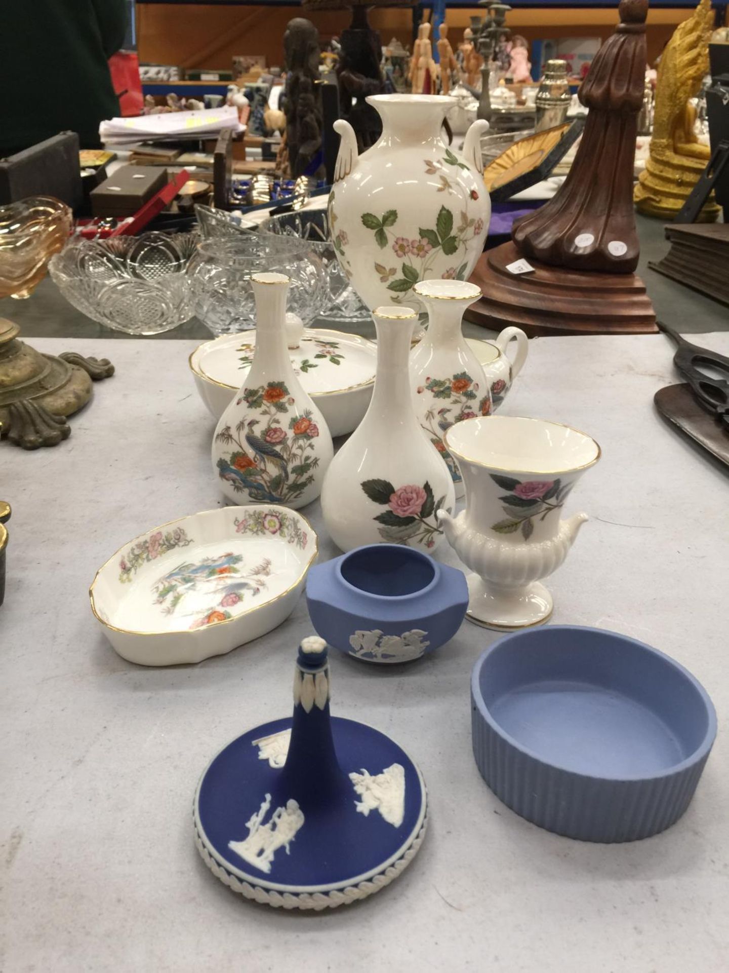 A QUANTITY OF WEDGWOOD CHINA TO INCLUDE 'KUTANI CRANE', 'HATHAWAY RISE', 'WILD STRAWBERRY' AND - Image 3 of 9
