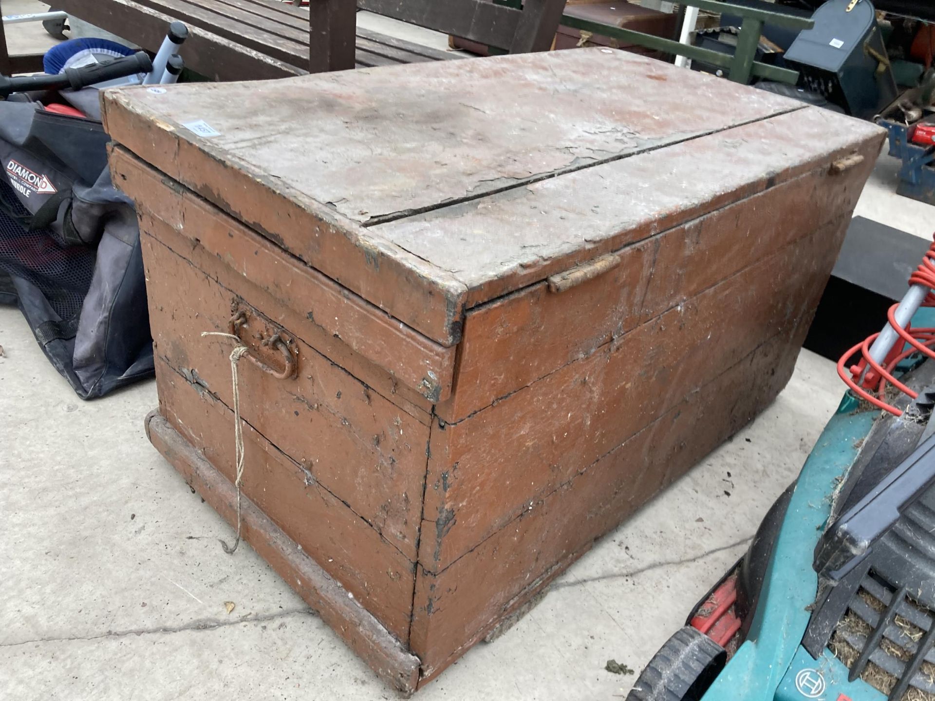 A LARGE VINTAGE WOODEN TOOL CHEST - Image 2 of 5