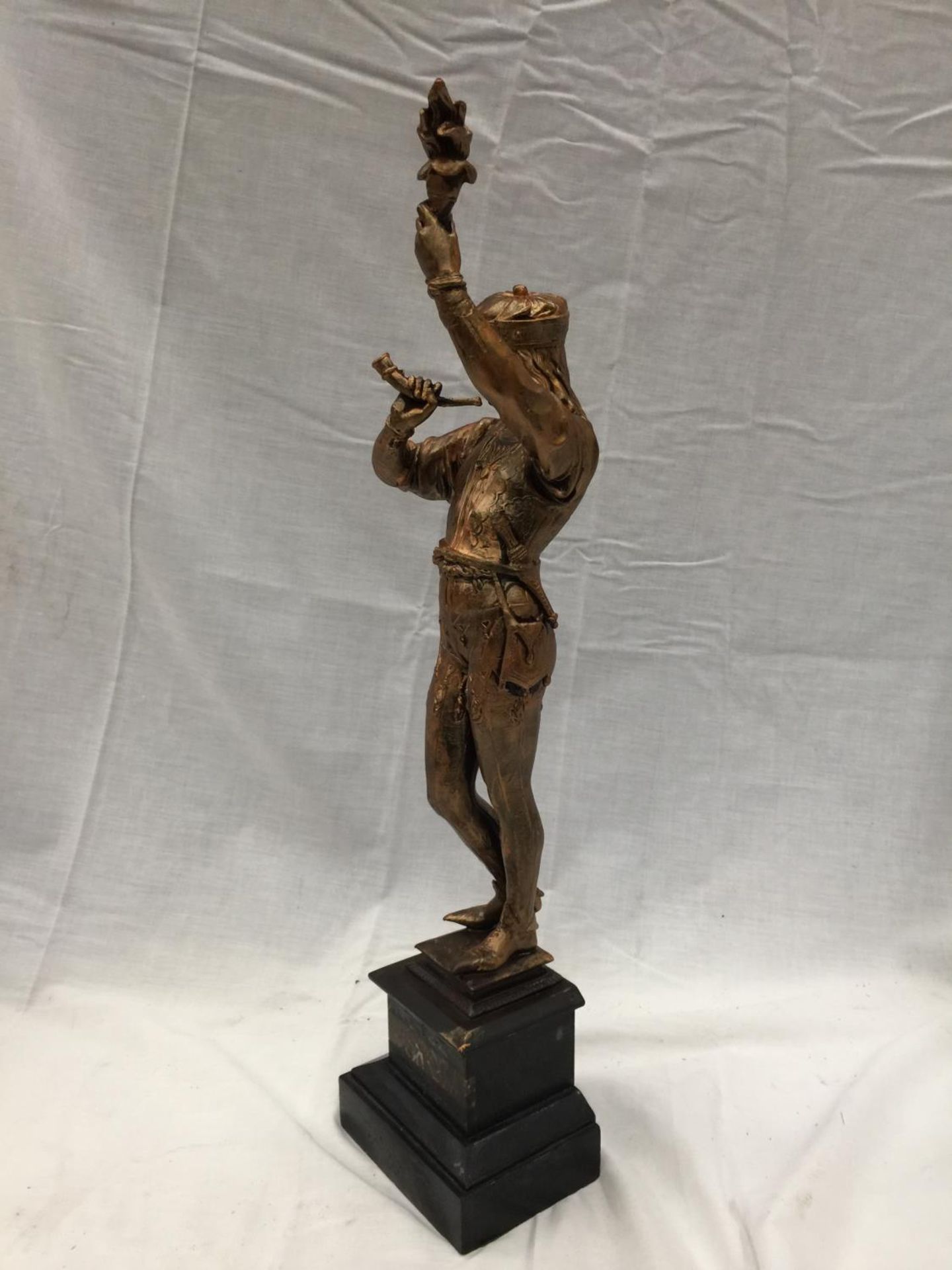 A METAL STATUETTE OF A CLASSICAL FIGURE ON A PLINT HEIGHT 60CM - Image 12 of 12