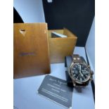 AN INGERSOLL AUTOMATIC 10 ATM WRISTWATCH IN A WOODEN PRESENTATION BOX WITH A METAL AUTHENTICITY CARD