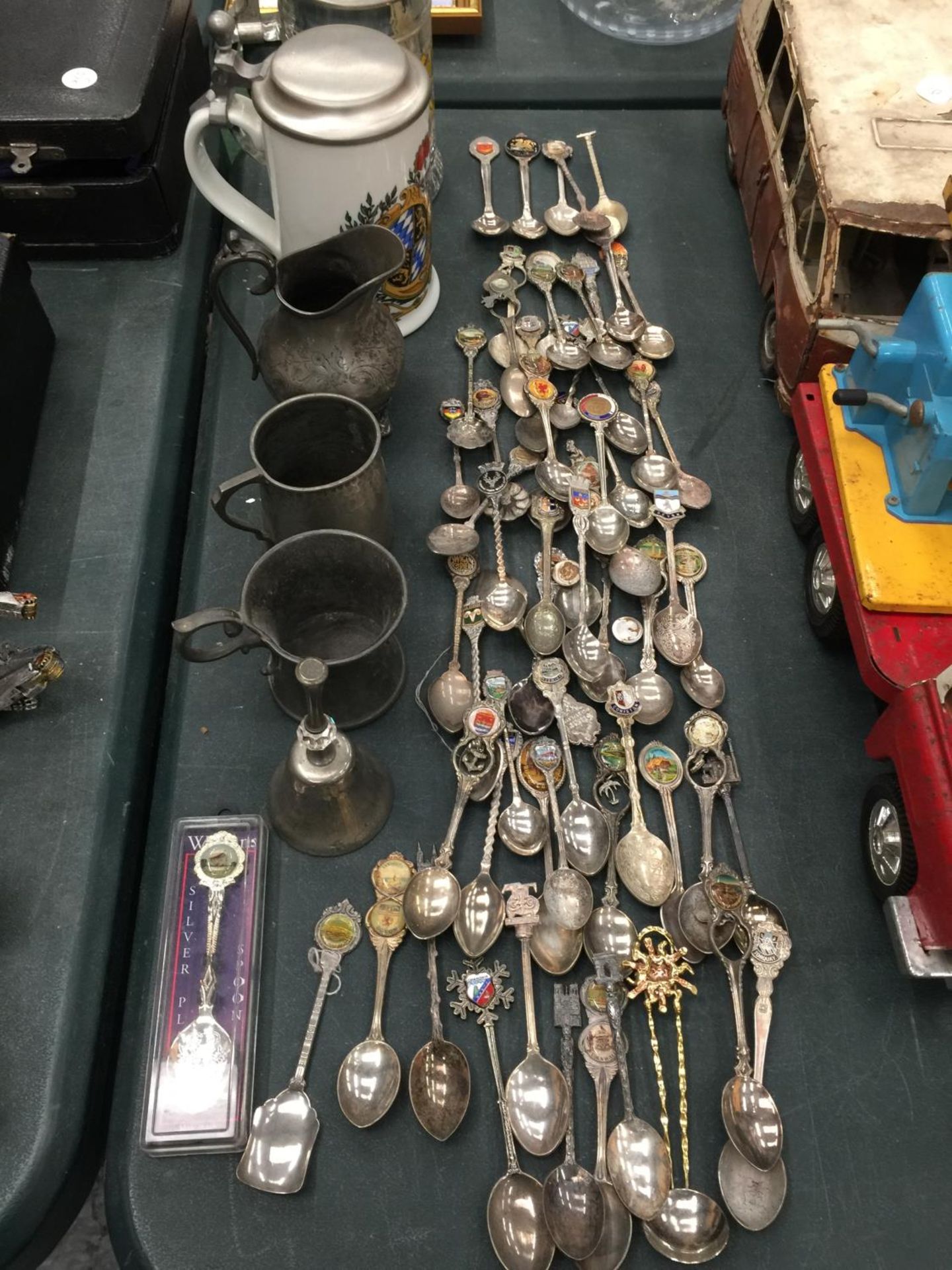 A LARGE QUANTITY OF COLLECTABLE TEA SPOONS, PEWTER AND LIDDED TANKARDS - Image 3 of 6