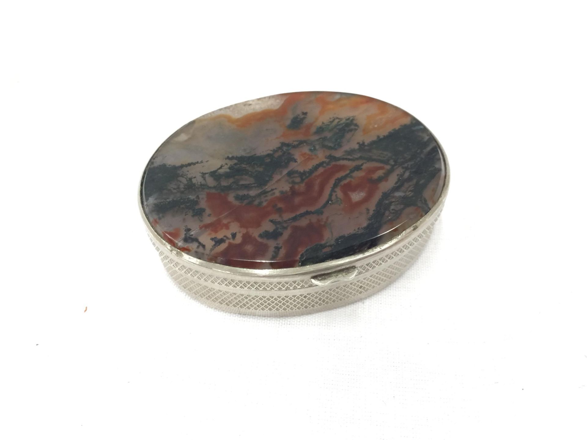 A SILVER PLATE AND AGATE PILL BOX