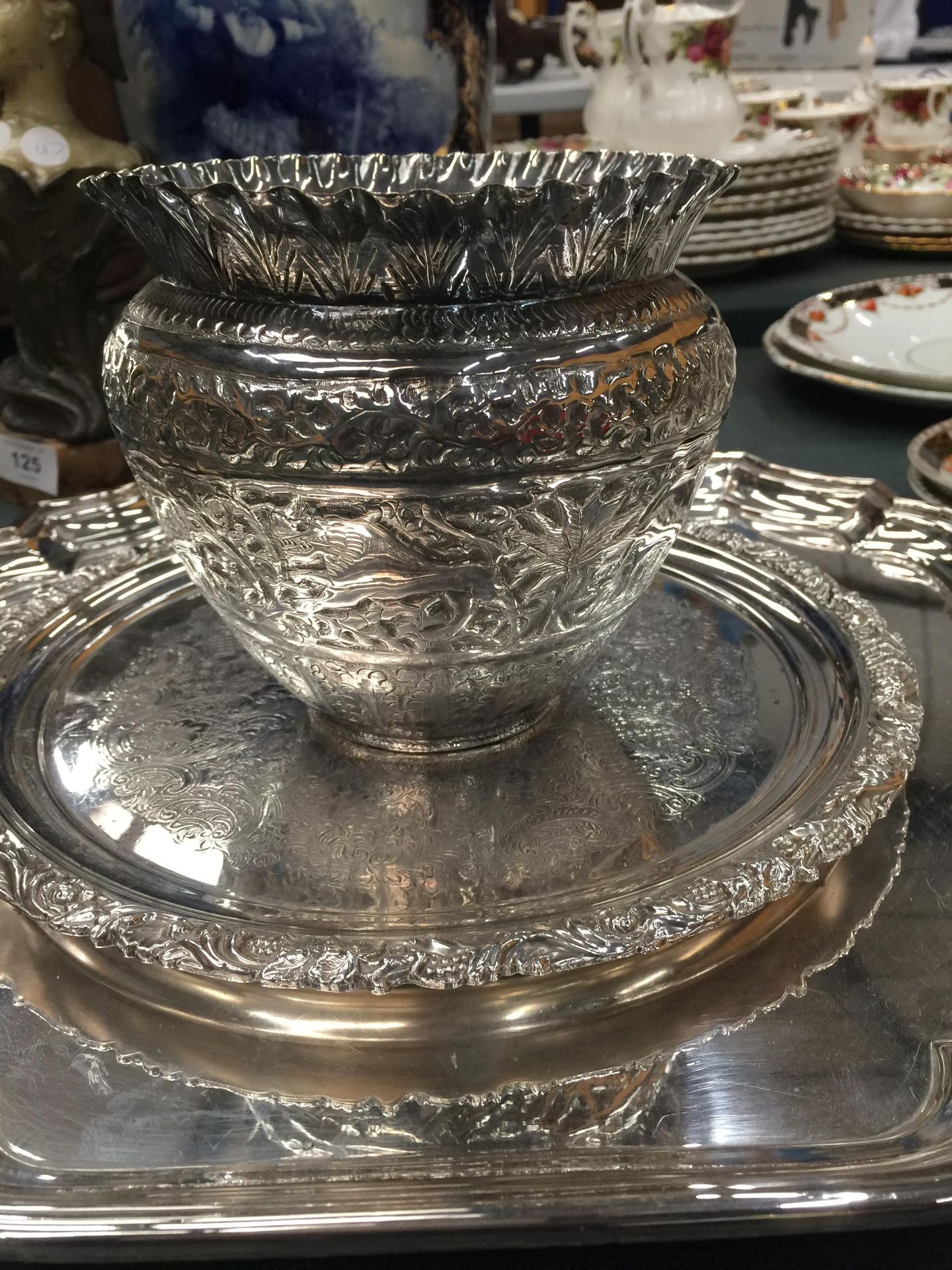 A LARGE BARKER ELLIS FOOTED SILVER PLATED TRAY DIAMETER 36CM, A SMALLER ENGRAVED TRAY AND AN ASIAN - Image 4 of 9