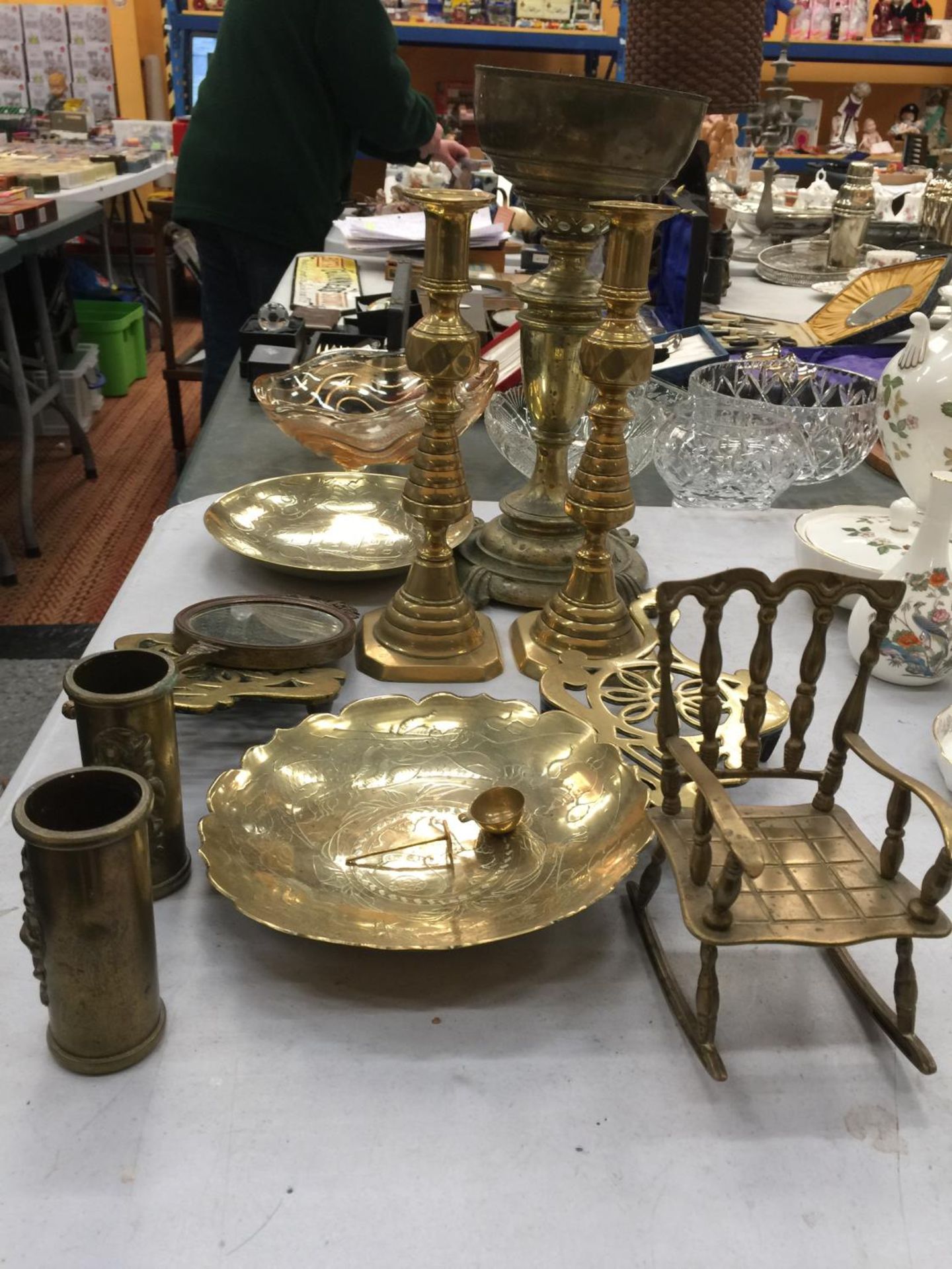 A QUANTITY OF BRASSWARE TO INCLUDE A PLANT HOLDER, CANDLESTICKS, TRIVETS, BOWLS, ETC - Image 6 of 9