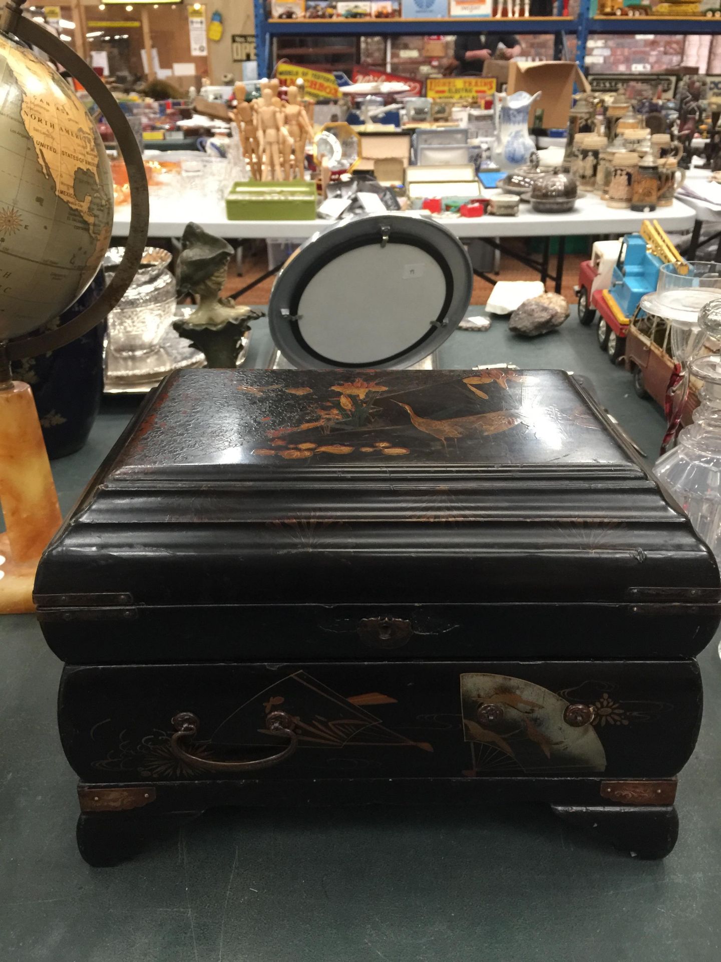 AN ORIENTAL STYLE BLACK LACQUERED BOX WITH DRAWER AND ORIENTAL DECORATION HEIGHT 22CM, LENGTH