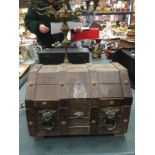 A DOMED WOODEN LIDDED CASK WITH BRASS DECORATION CONTAINING A QUANTITY OF COSTUME JEWELLERY