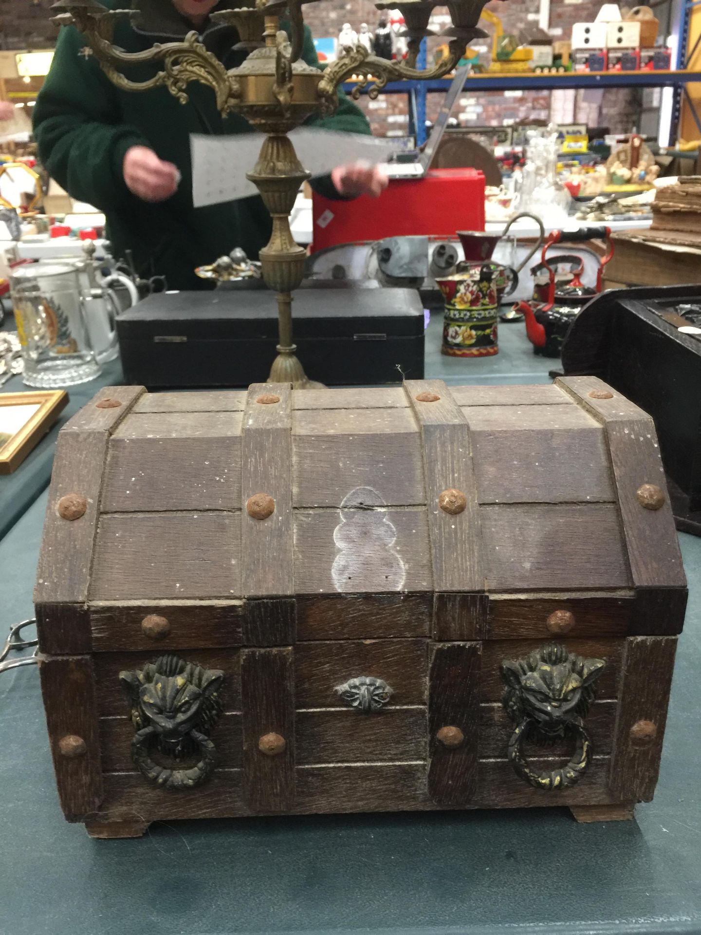 A DOMED WOODEN LIDDED CASK WITH BRASS DECORATION CONTAINING A QUANTITY OF COSTUME JEWELLERY