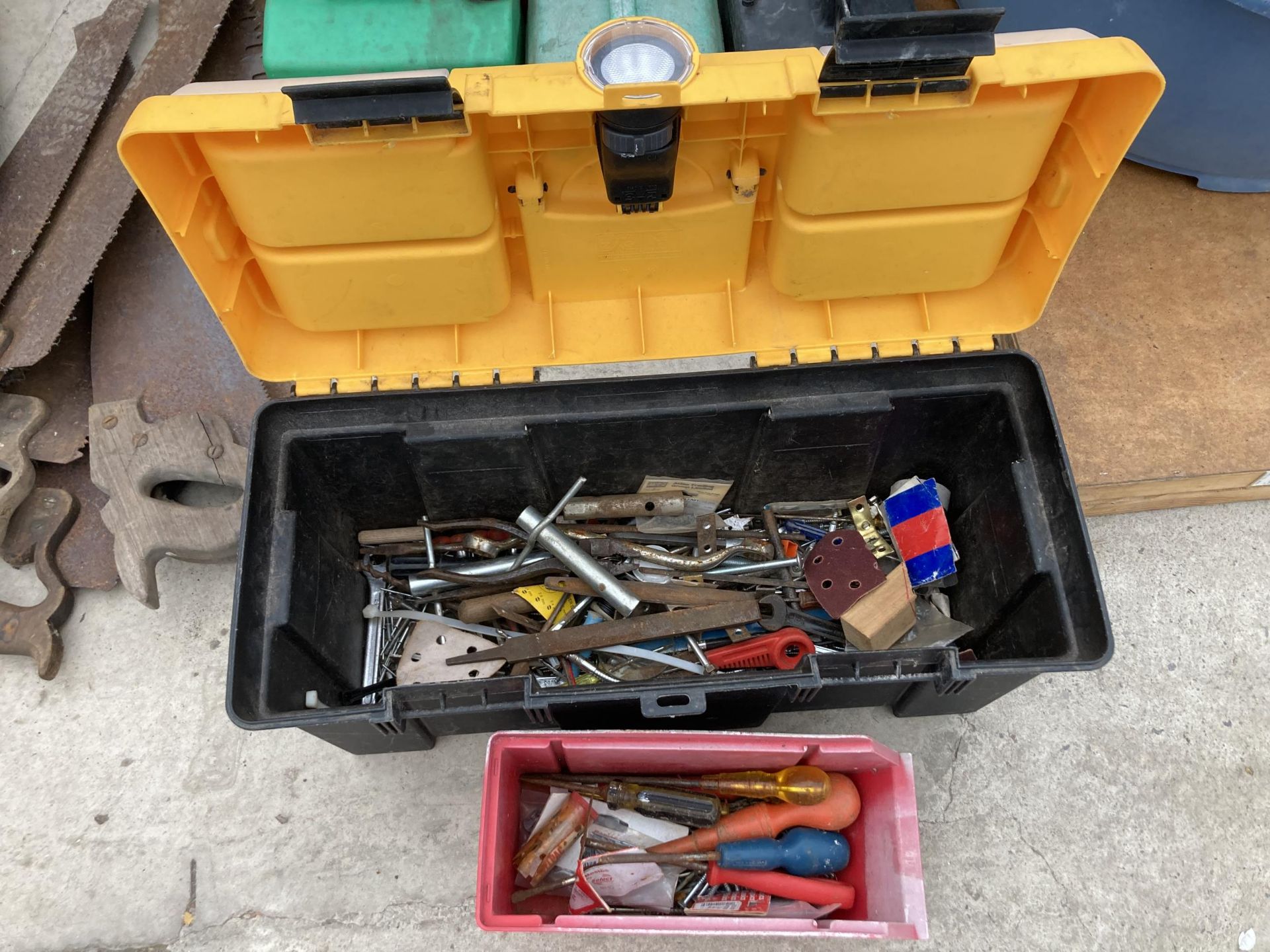 A PLASTIC TOOL BOX CONTAINING SCREW DRIVERS AND SOCKETS ETC - Image 2 of 4