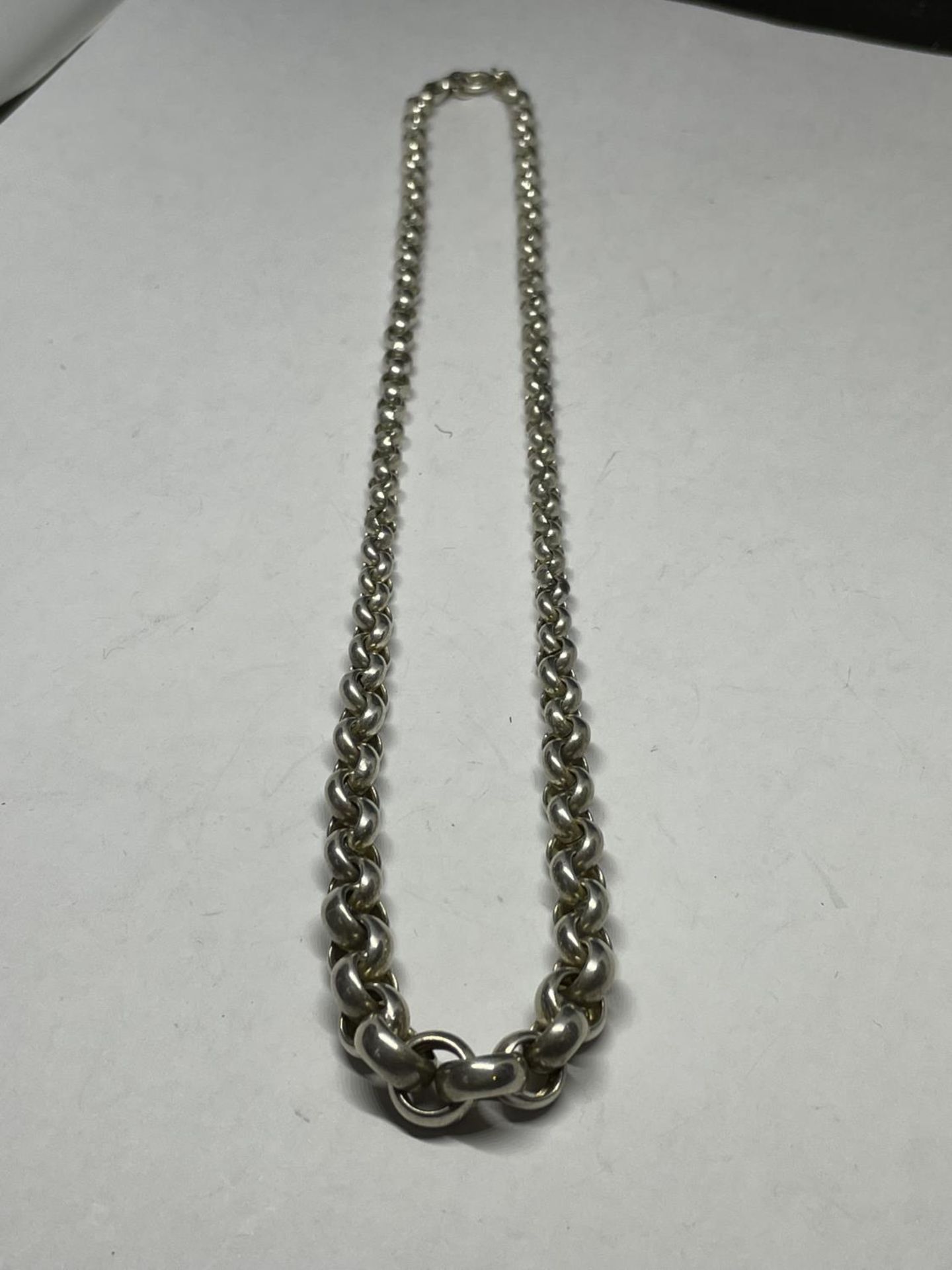 A MARKED SILVER GRADUATED BELCHER CHAIN LENGTH 45 CM - Image 2 of 6