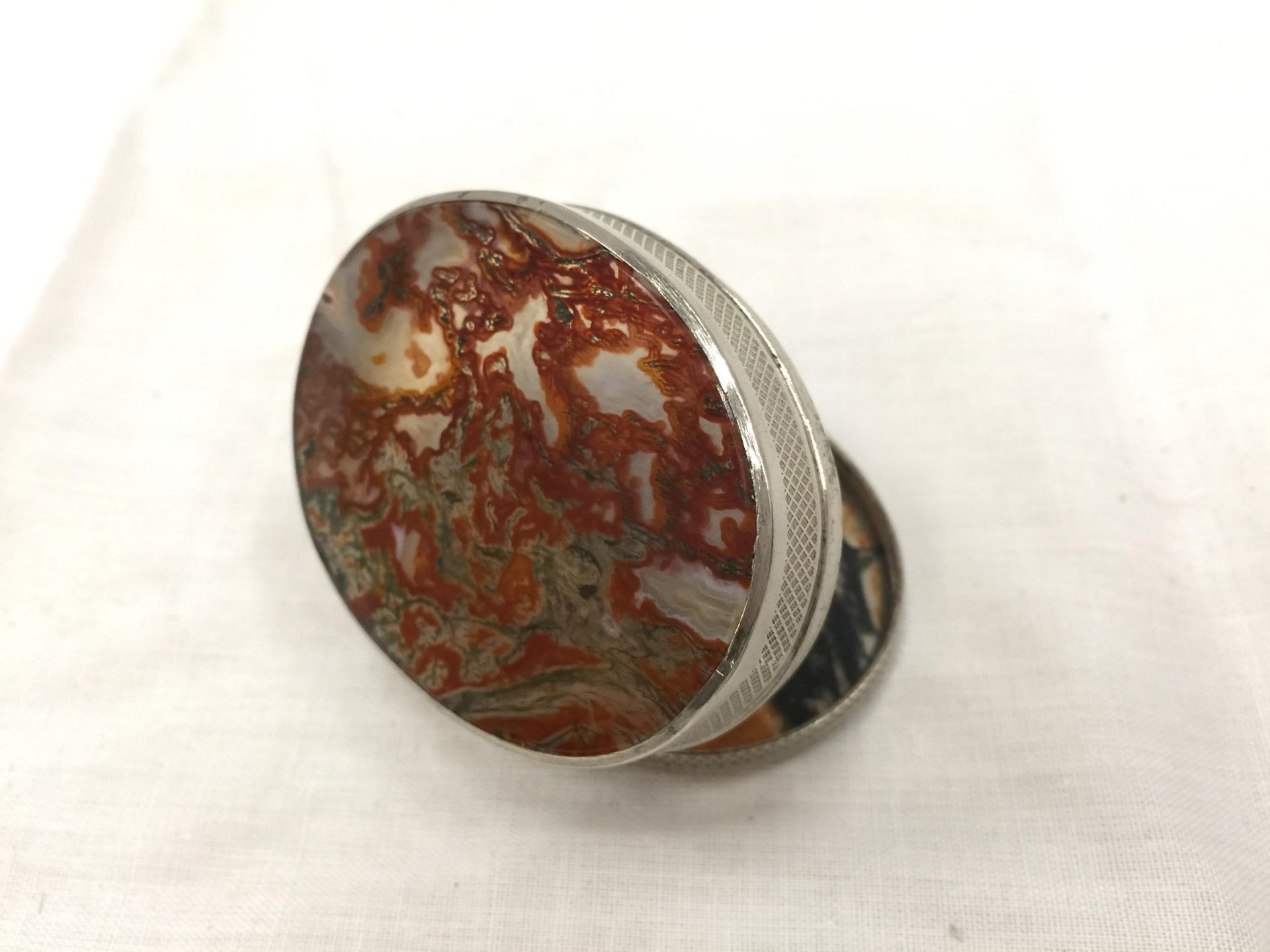 A SILVER PLATE AND AGATE PILL BOX - Image 6 of 6