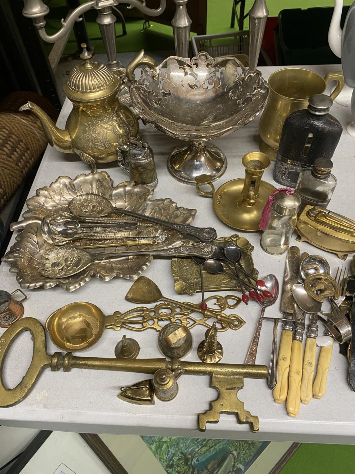 A LARGE AMMOUNT OF BRASS AND SILVER PLATE TO INCLUDE CANDLESTICKS, TAZZA DISH, FLATWARE, HIP FLASKS, - Image 2 of 3