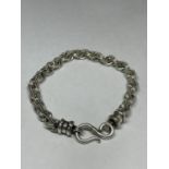 A HEAVY DECORATIVE SILVER BRACELET