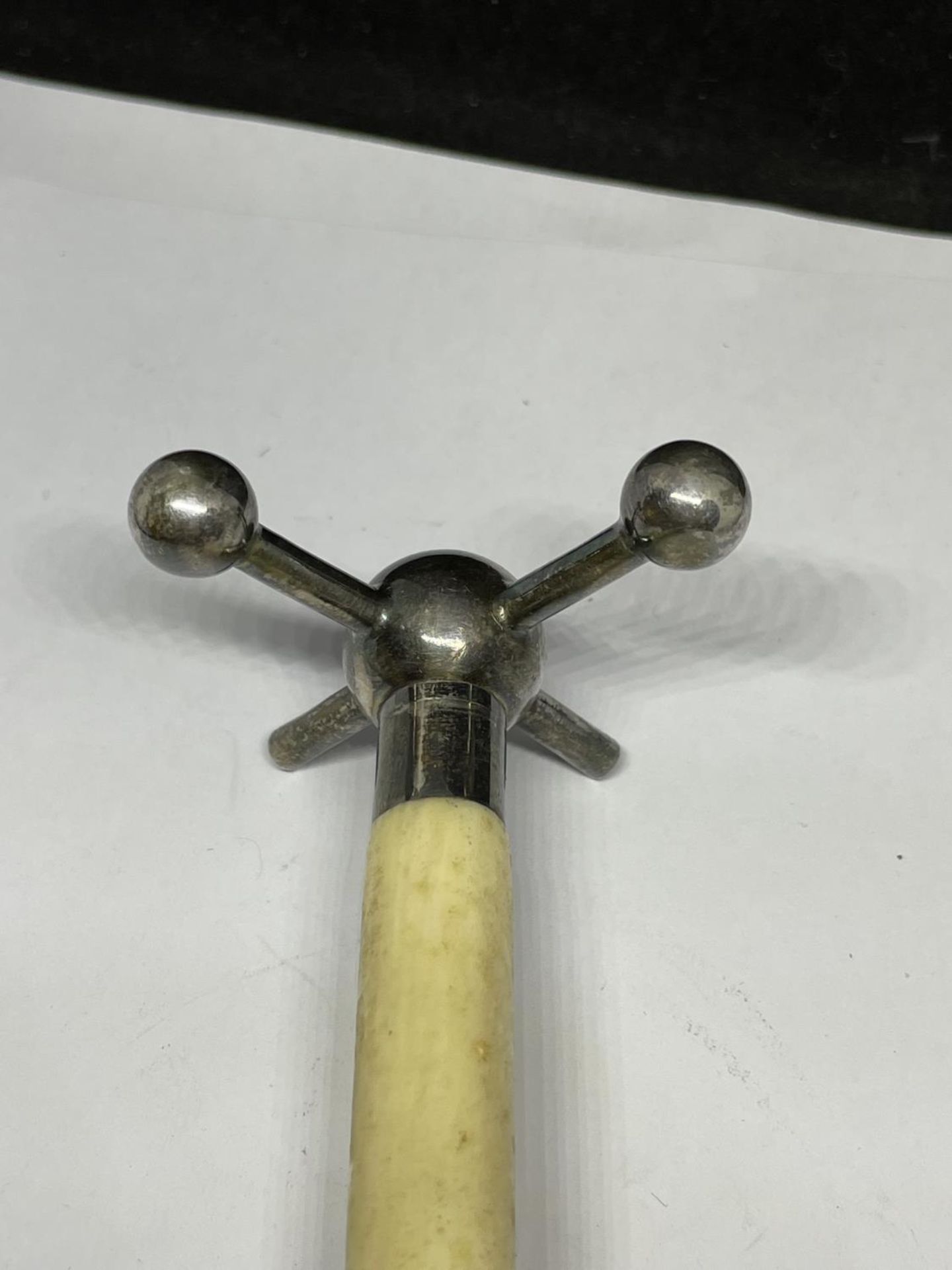 A VICTORIAN BONE AND HALLMARKED SHEFFIELD SILVER KNIFE REST - Image 4 of 6