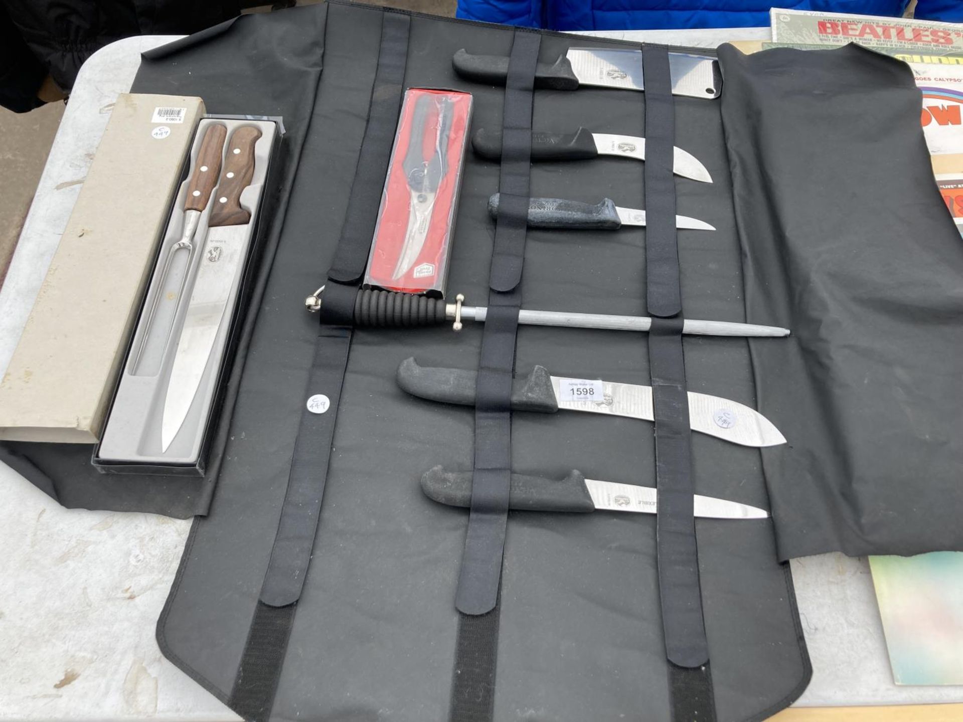 AN ASSORTMENT OF CHEFS KNIVES TO INCLUDE A CARVING SET ETC