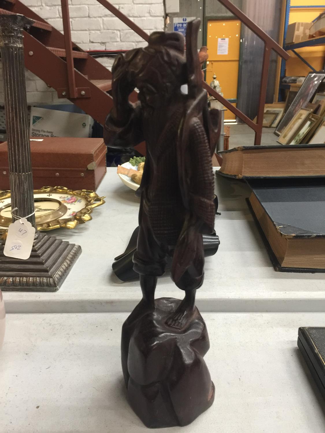 A CARVED WOODEN FIGURE OF AN ORIENTAL FISHERMAN HEIGHT 32CM - Image 4 of 4