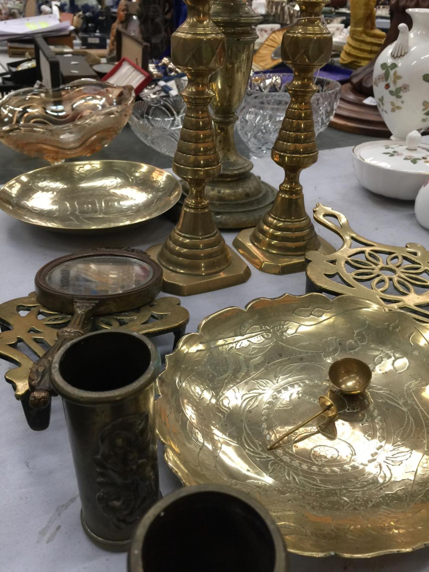 A QUANTITY OF BRASSWARE TO INCLUDE A PLANT HOLDER, CANDLESTICKS, TRIVETS, BOWLS, ETC - Image 9 of 9