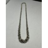 A MARKED SILVER GRADUATED BELCHER CHAIN LENGTH 45 CM