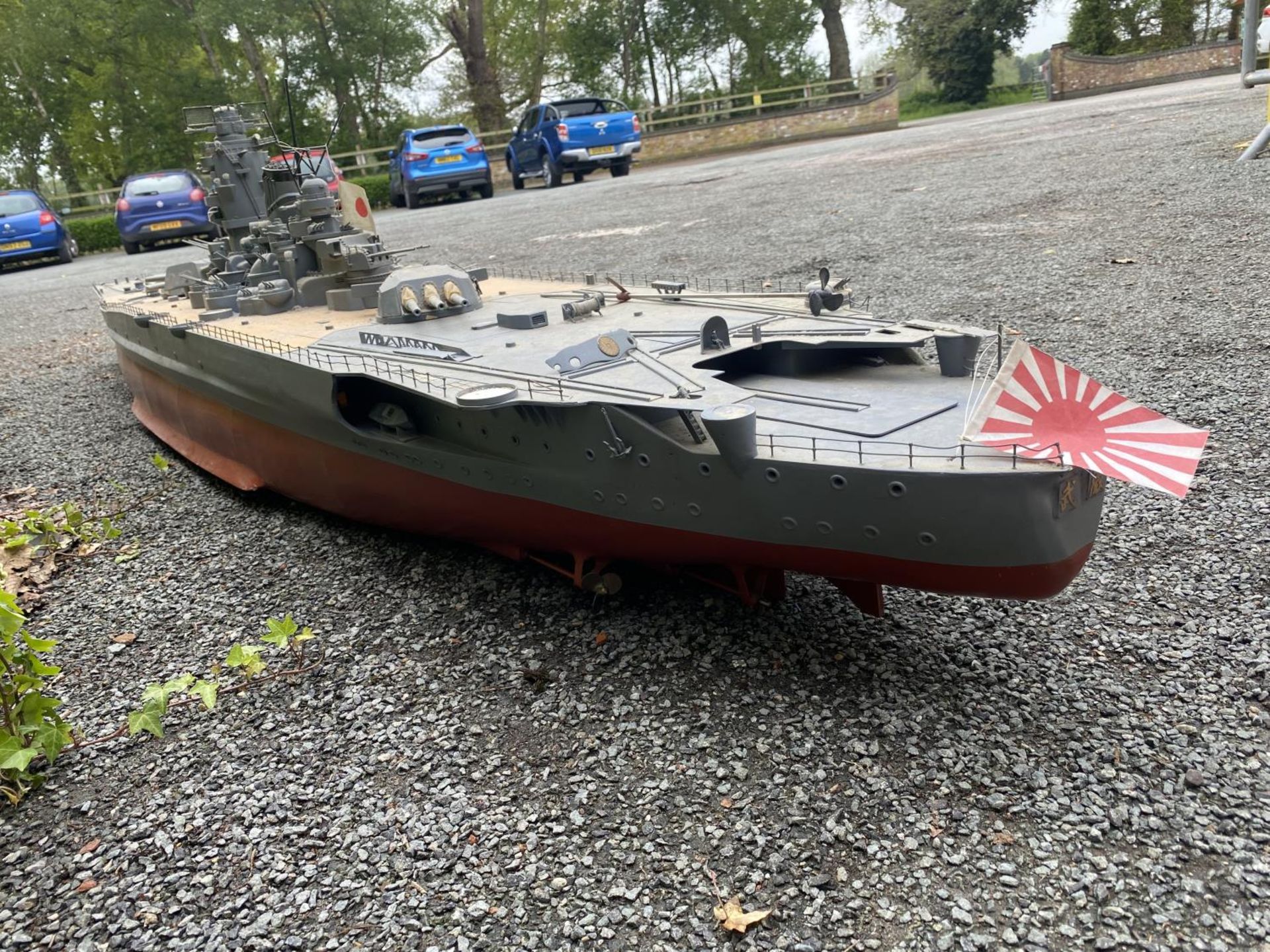 A VERY LARGE MOTORISED REMOTE CONTROLLED MODEL OF WWII JAPANESE MUSASHI / YAMATO WAR SHIP WITH - Image 31 of 42