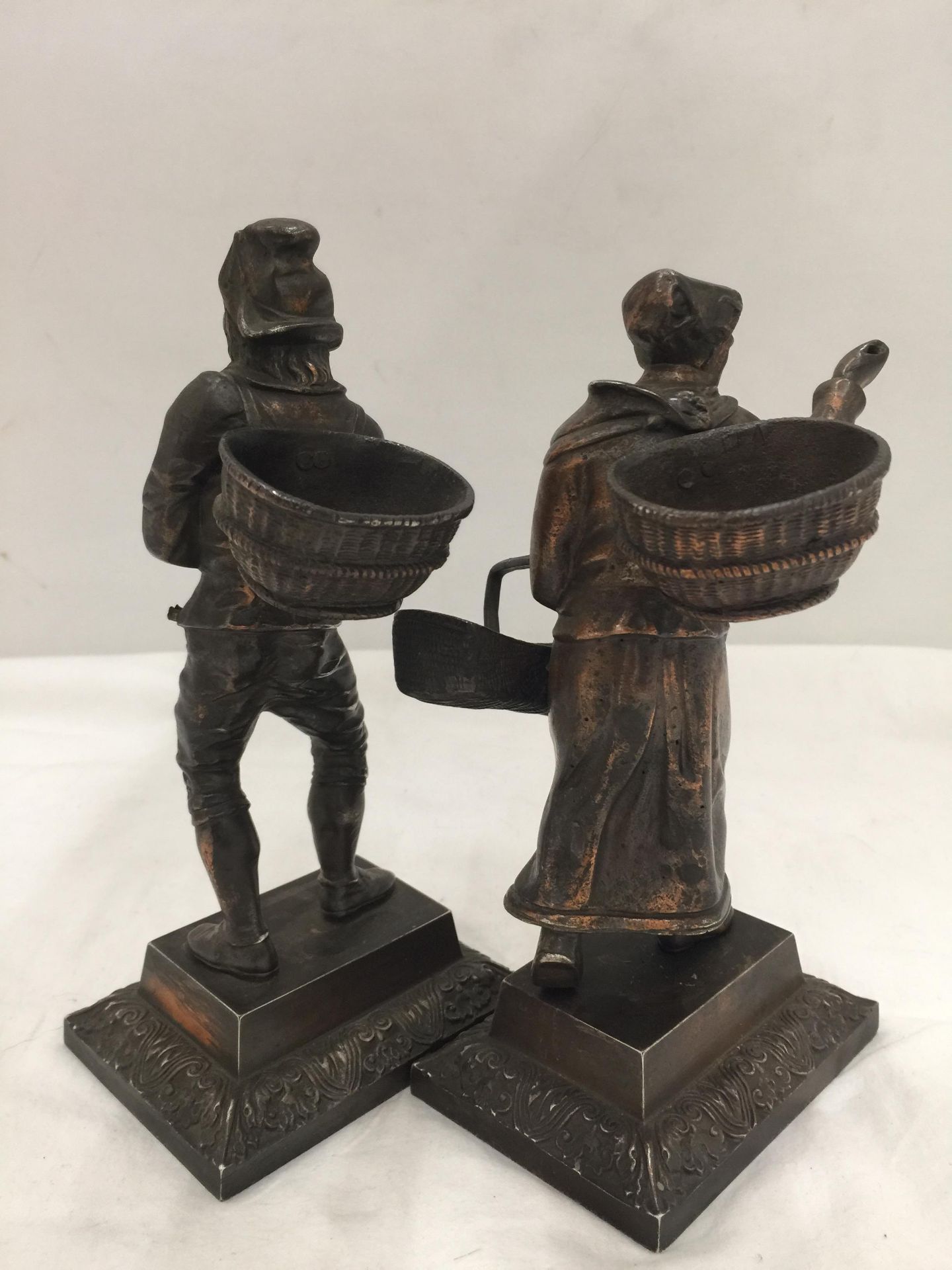 A PAIR OF BRONZE DIPPED FRENCH GRAPE PICKER METAL FIGURINES - Image 7 of 9