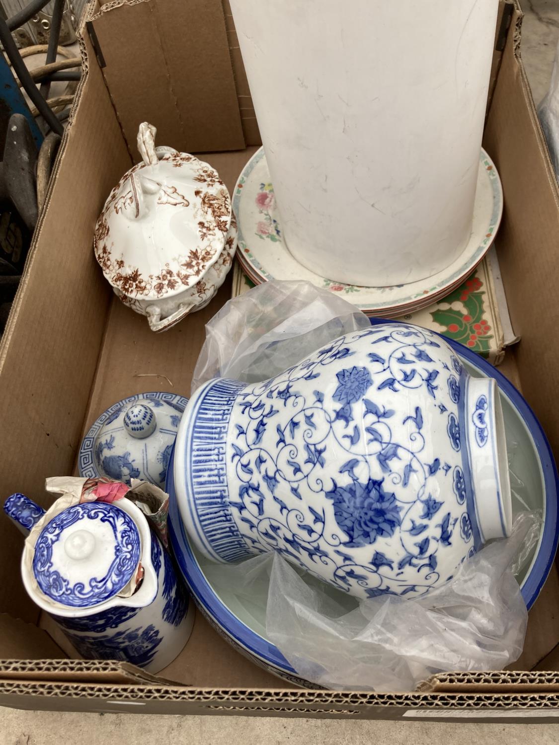 AN ASSORTMENT OF ITEMS TO INCLUDE A BLUE AND WHITE GINGER JAR, AN ASSORTMENT OF GLOVES AND A CERAMIC - Image 3 of 6