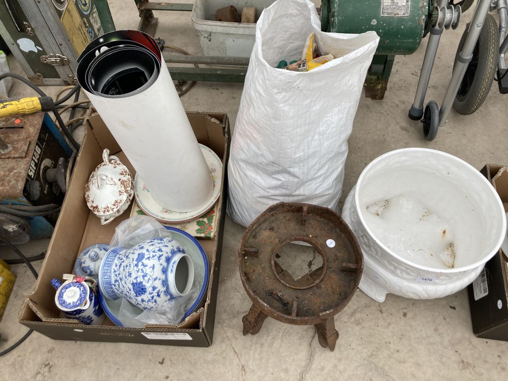 AN ASSORTMENT OF ITEMS TO INCLUDE A BLUE AND WHITE GINGER JAR, AN ASSORTMENT OF GLOVES AND A CERAMIC