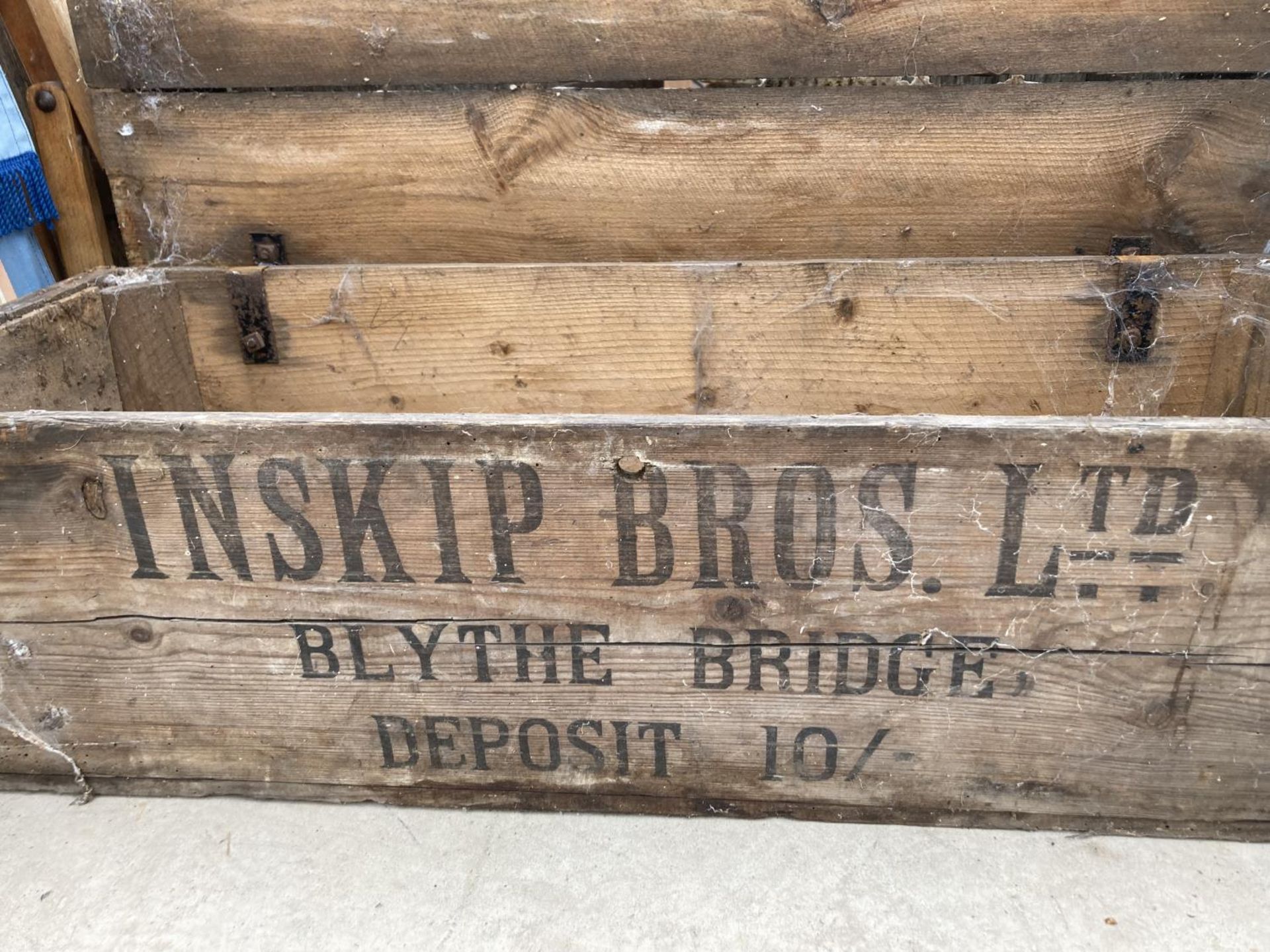 A VINTAGE WOODEN MONOGRAMED 'INSKIP' BOX - Image 4 of 4