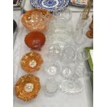 A QUANTITY OF GLASSWARE TO INCLUDE TRINKET DISHES, VASES, ETC, PLUS FOUR PIECES OF AMBER CARNIVAL