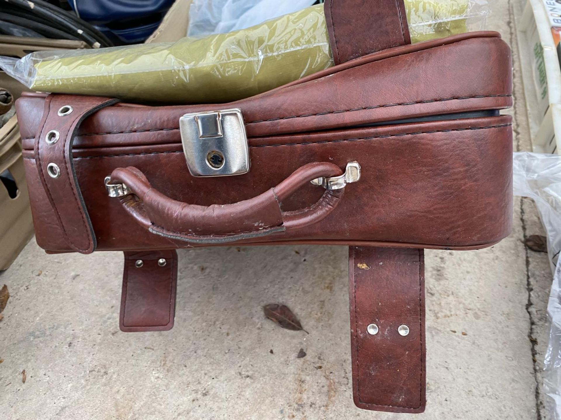 A VINTAGE SUIT CASE AND A CURTAIN - Image 3 of 3